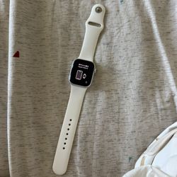 ⌚ Apple Watch Series 8 (41mm, GPS) – $120