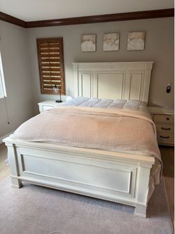 Ashley Furniture Queen Bedset with Matress and boxspring