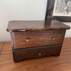 Vintage wooden jewelry/keepsake box 