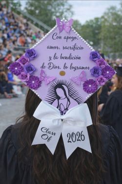 Virgencita graduation cap birrete graduacion flores rosas decor decoración