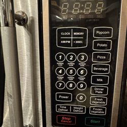 Emerson 900 Watt 0.9 Cubic Feet Microwave Oven MW8992SB
