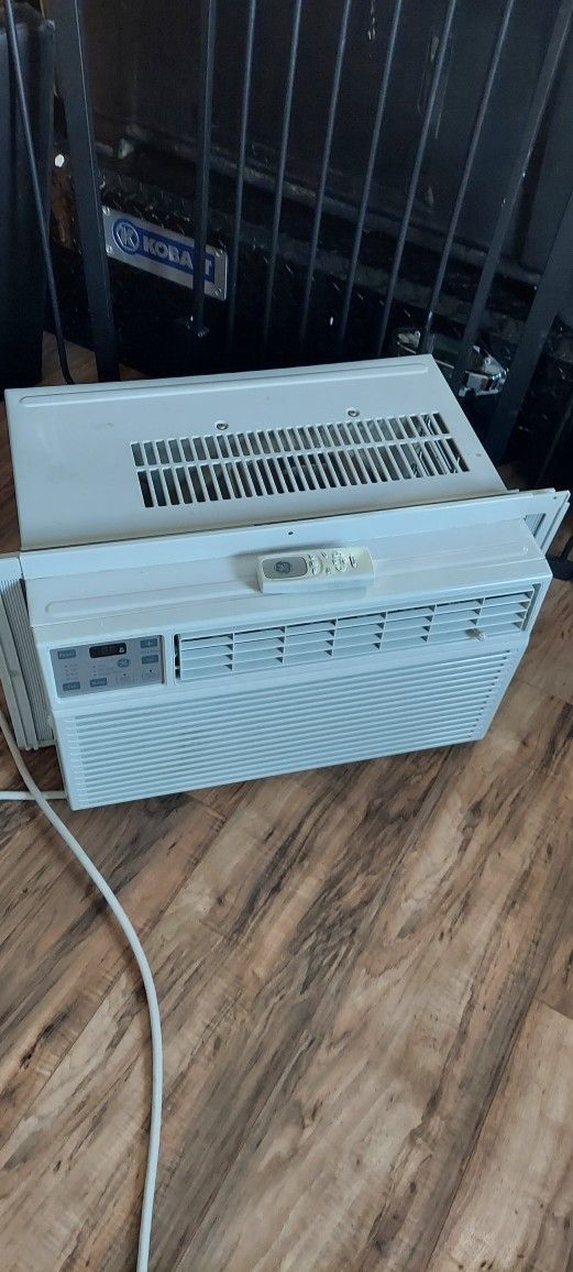 Selling A Ac Windows  Units  Btu 800 Like New With Control Remote 