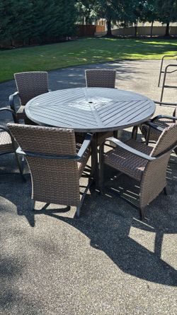 Patio Table And 6 Chairs