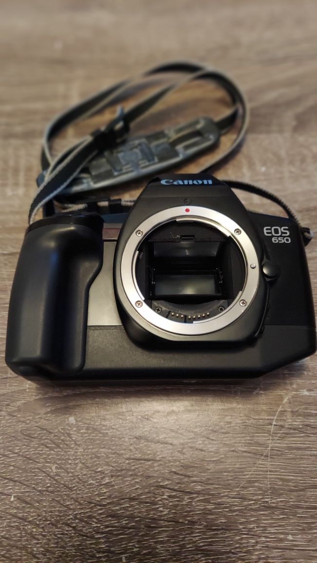 Canon EOS 650 35mm SLR Camera Body Only W/ Targus Camera Case Read Description