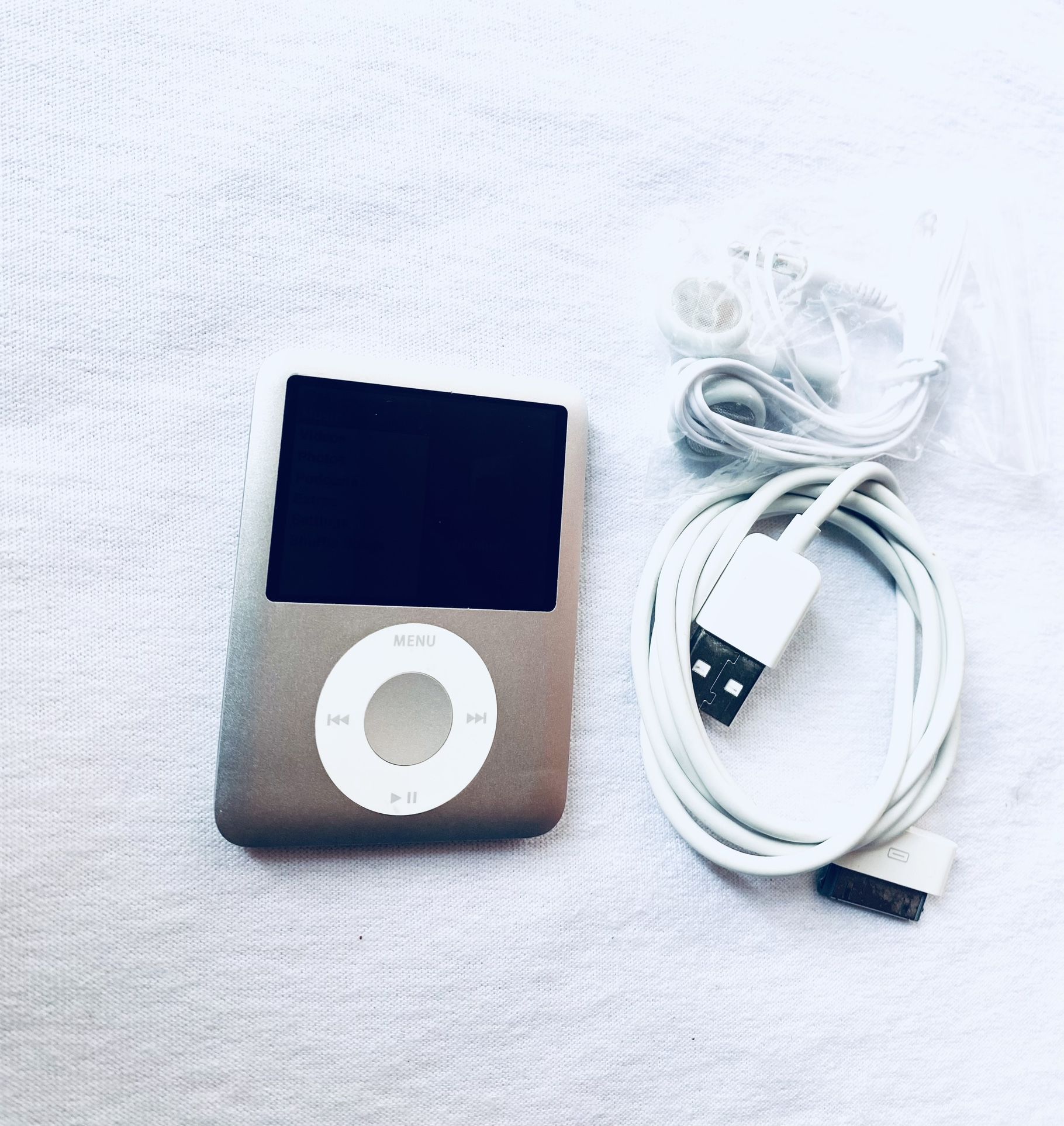 Apple iPod Nano 3rd Generation 4GB in Condition Working Great