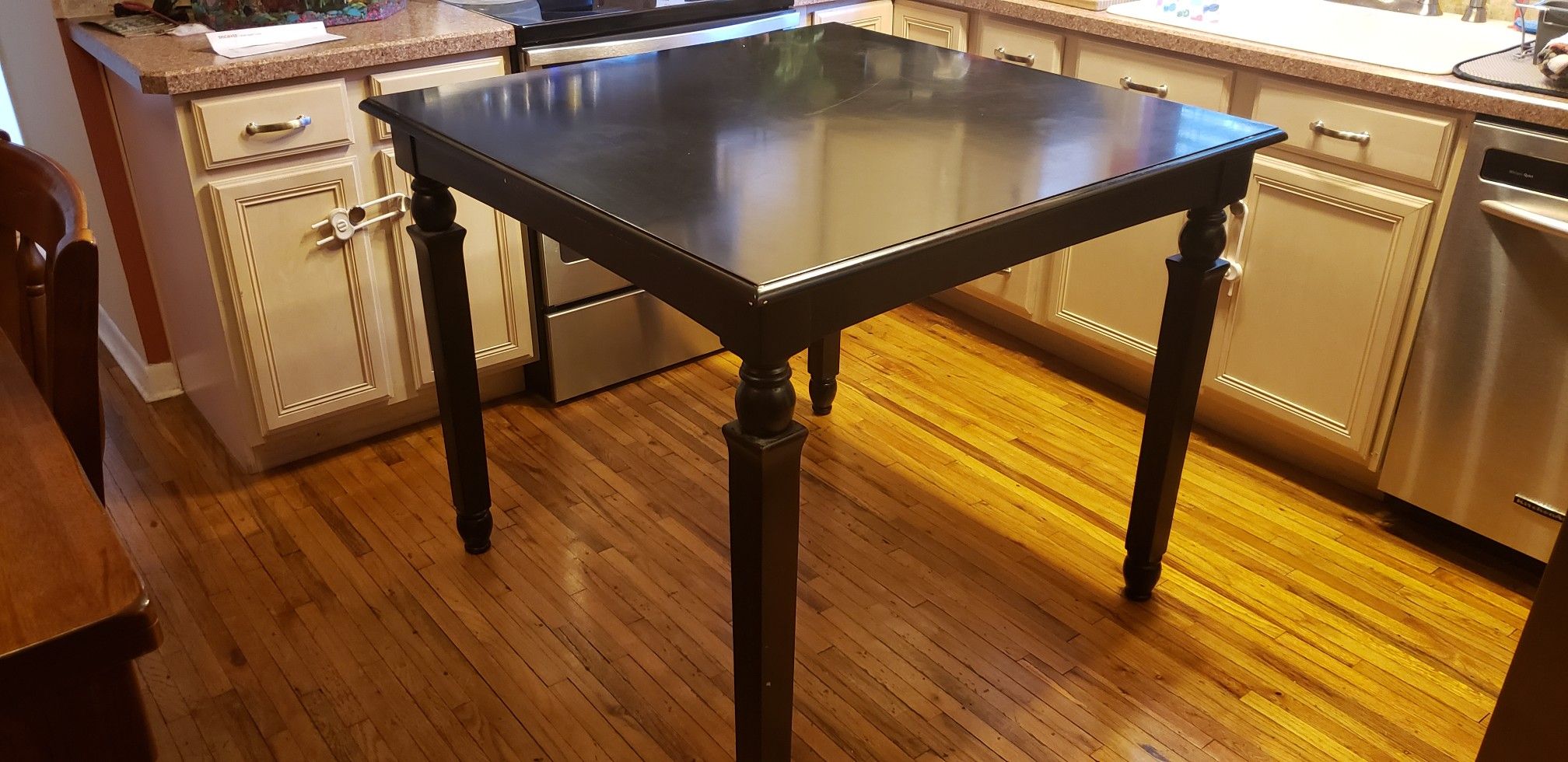 High top kitchen table w/ four stools