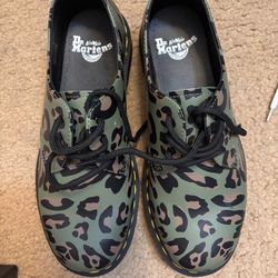 brand new unisex low doc marten w leopard print in amazing condition 