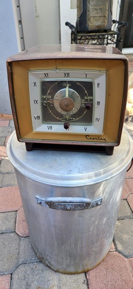 OLD SCHOOL CROSLEY RADIO/ ALARM CLOVK