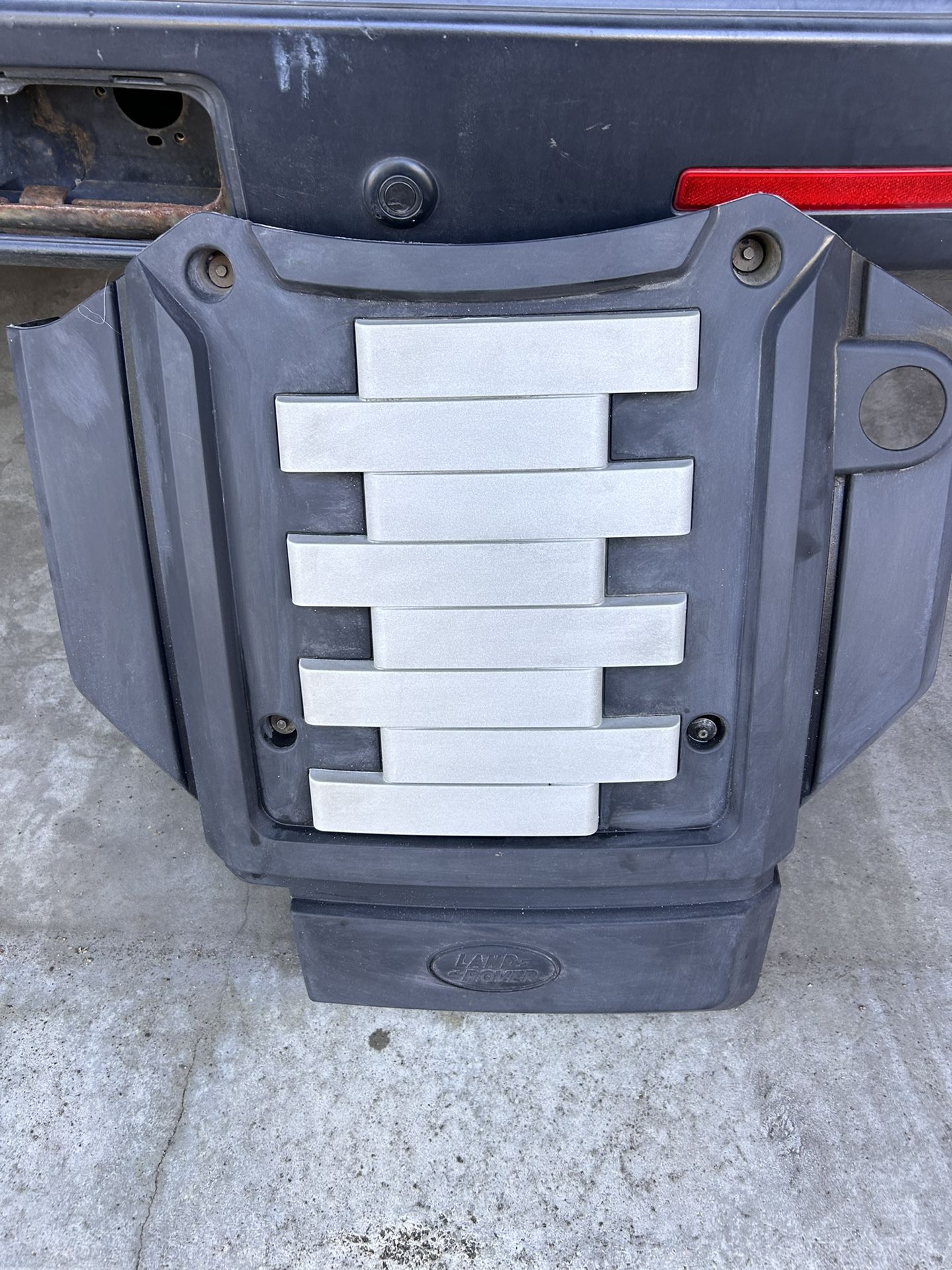 2008 Original engine cover for a 2008 land rover lr3 4 door