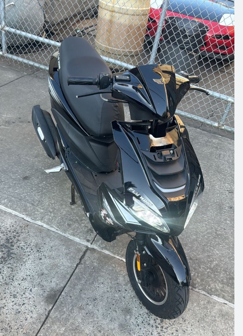 Moped Jog Keys Tile In Hand