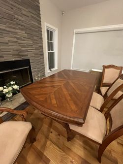 Dinning Table With 8 Chairs / With Side Dresser