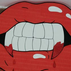 Vampire Lips Pinata