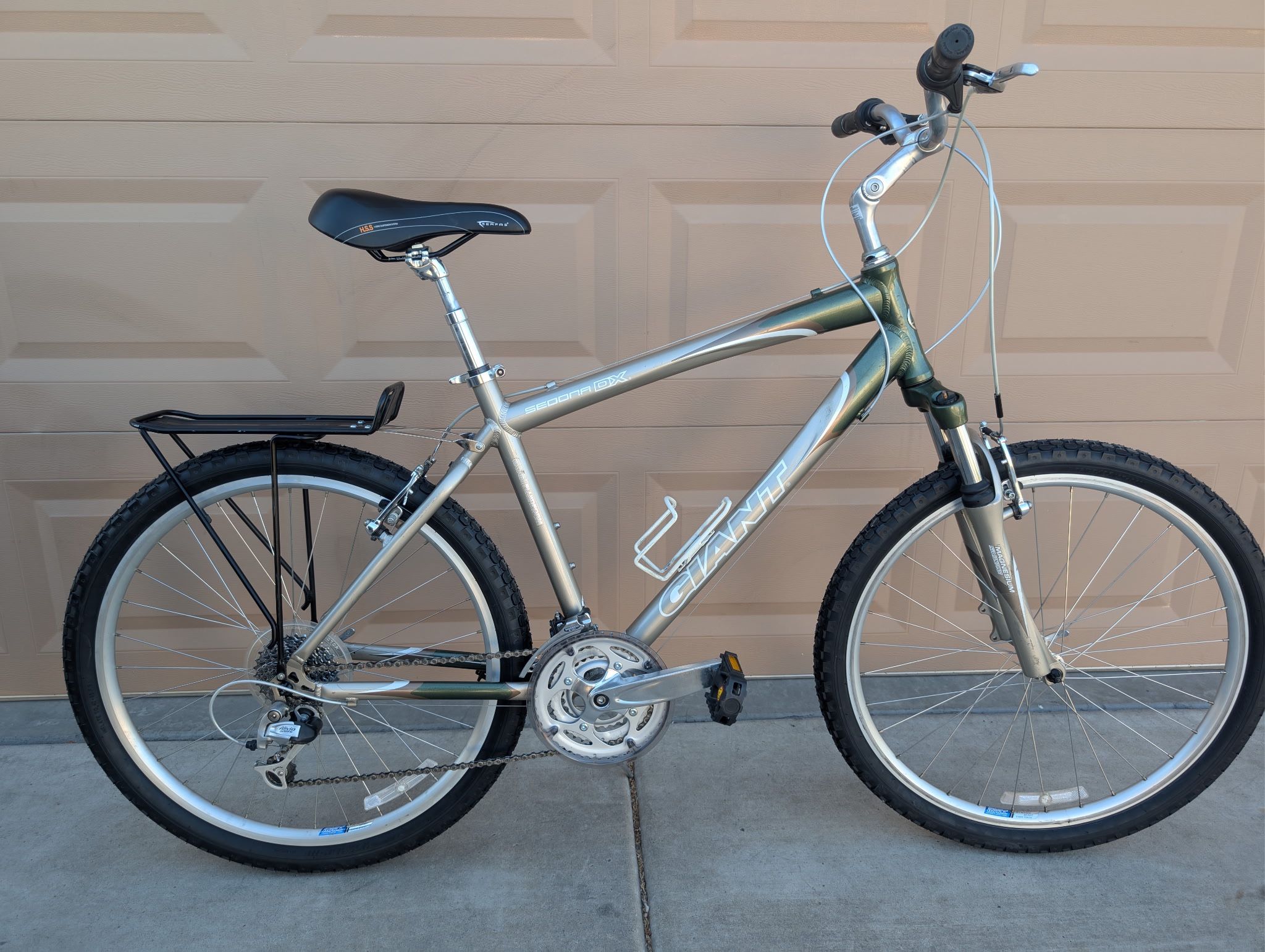 26"x2.0. GIANT SEDONA DX MENS MULTITRACK HYBRID MOUNTAIN BIKE. (L).NEW TIRES FRESHLY TUNE UP EXCELLLENT CONDITION 👌🏼