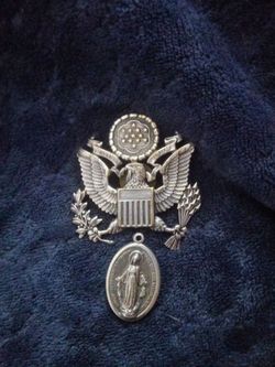 WW11 USA army officer hat badge/ Virgin Mary pendant