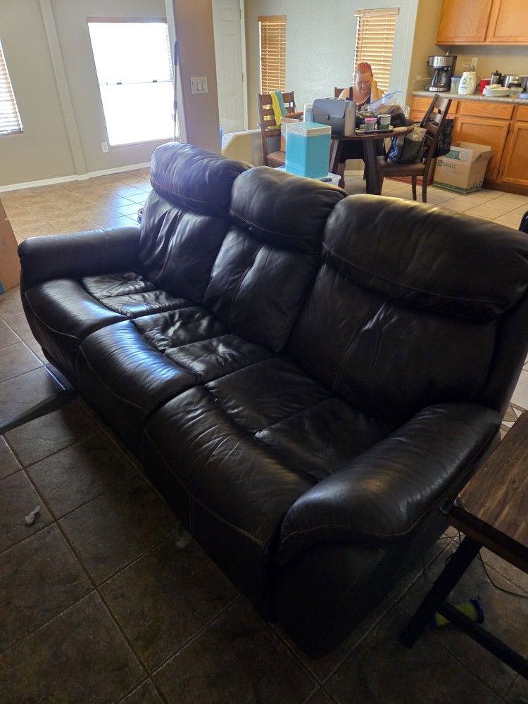 FREE COUCH ELECTRIC RECLINING MUST PICKUP BY WEDNESDAY