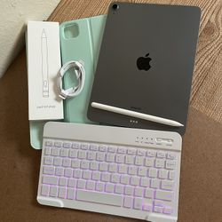 Apple iPad Air 5th Generation (M1 chip / 2022) 64GB with keyboard, pencil & Accessories 