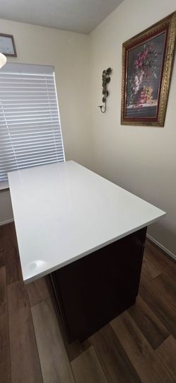 Pure white Quartz for countertops
