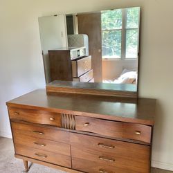 Beautiful MCM vintage Bassett Six Drawer Dresser With mirror 