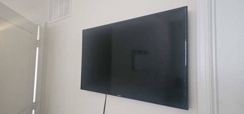 40" Inch TV . Need Gone Asap!