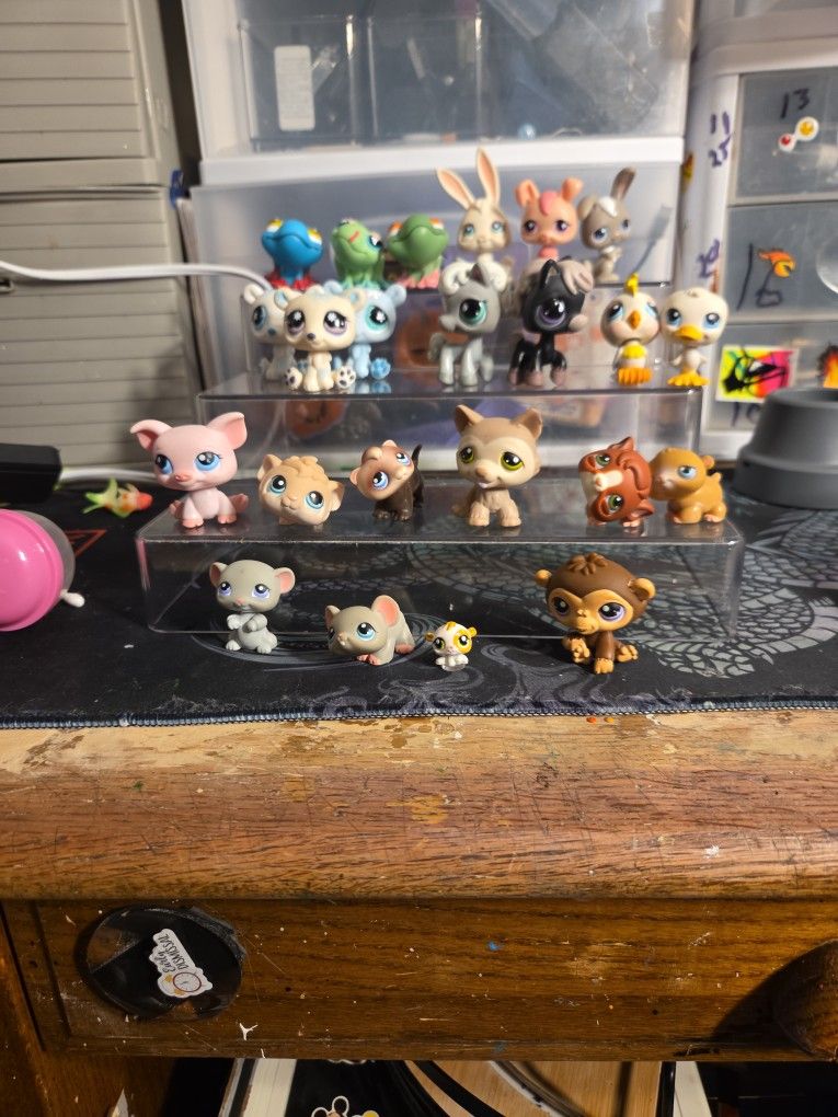 23 Different Littlest Pets Figures