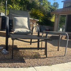 outdoor lounge chair and table
