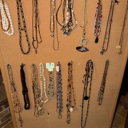 LOT OF 50 NECKLACES ALL DIFFERENT STYLES 