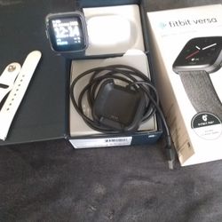 Fitbit Versa Special Edition -Total Package ,Box,Charger,Extra Bands ,New Black Bad On Watch