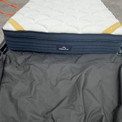 The DreamCloud Premier, Queen, Like New, Perfect Condition