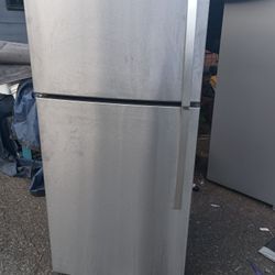 Whirlpool Refrigerator Freezer Excellent Condition Practically Brand New 