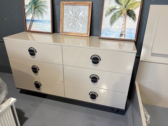 NEW DRESSER CREAM SHINY 59”