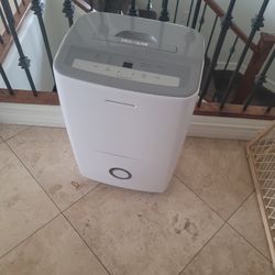 Fridigaire 50 pint 1200 sq.ft. Dehumidifier