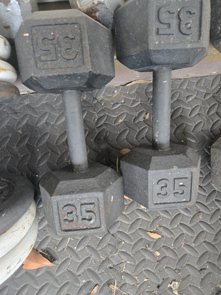 2 dumbbell. 35 Lb.      70$ Firm 