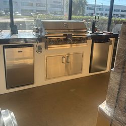 10FT BBQ Island W/Lion 40” Grill, Lion Fridge& Dual Tap Danby Kegerator