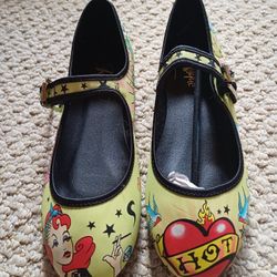 Risqué Fun & Funky Shoes Size 6