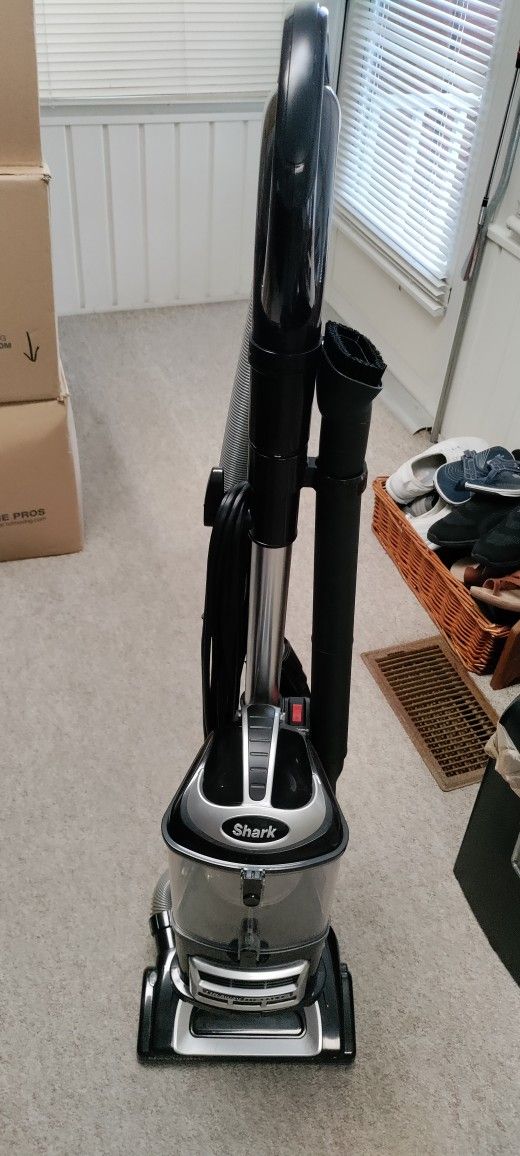 Shark Navigator Lift Away Deluxe Vacuum