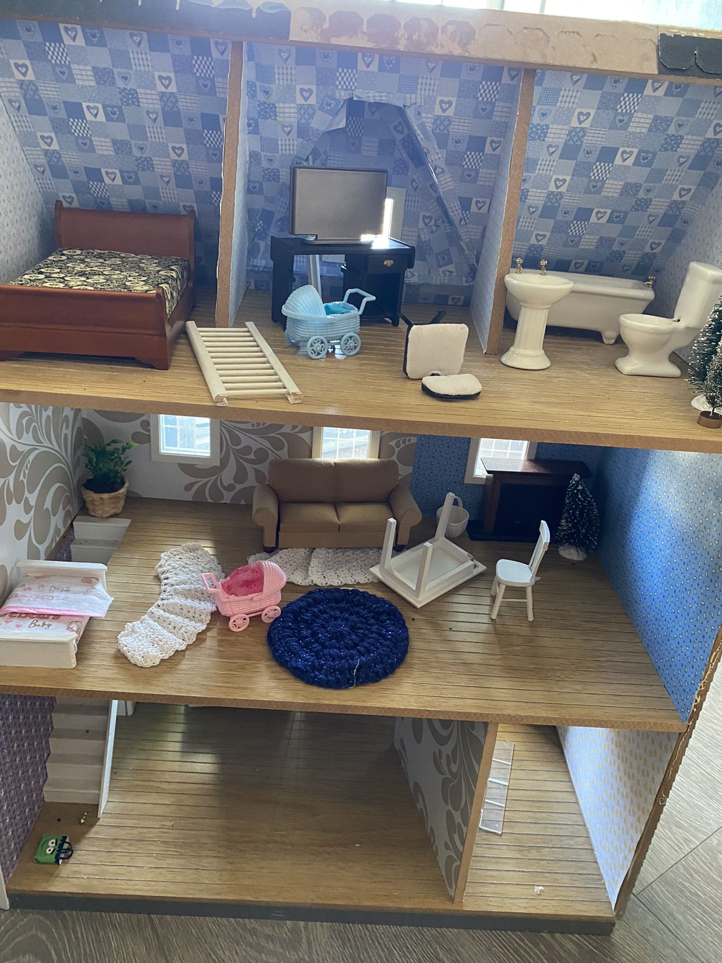 Doll House With Lots Of Xtra Furniture