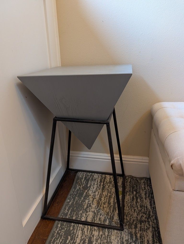 Geometric inverted pyramid accent tables