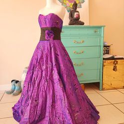 Purple Iridescent

Gown XSMALL 