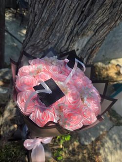 20 count Roses Graduation Bouquet 🩷
