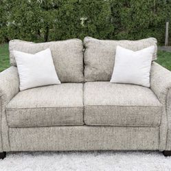 Neutral Love Seat- Great Condition (Delivery Available🚗)