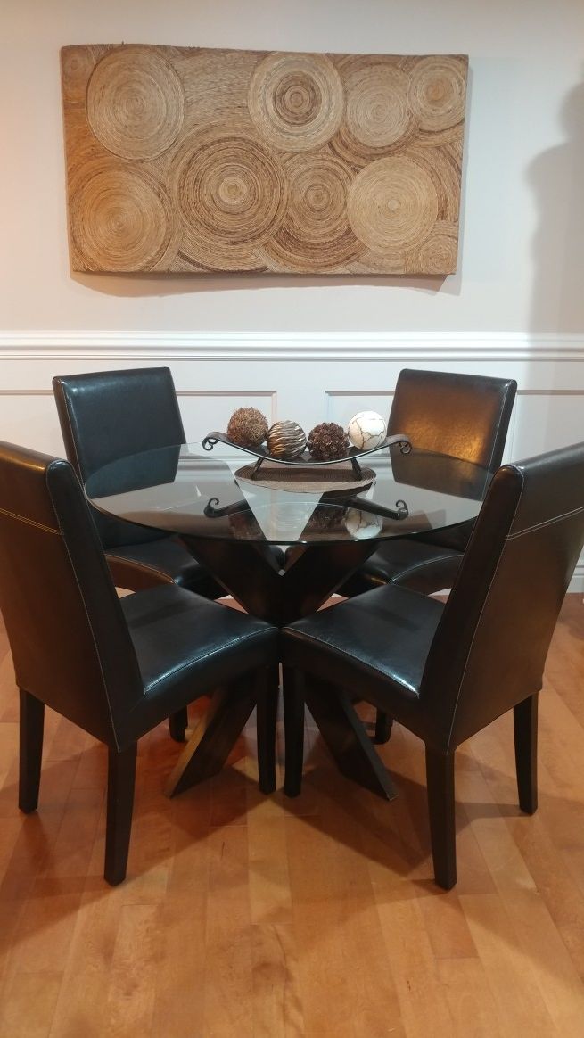 Gorgeous Pier 1 Dining Table w/ 4 Leather Chairs