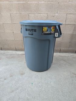 BRUTE 44 Gal. Grey Vented Plastic Outdoor Trash Can For Restaurants/Offices/Warehouses/Commercial Environments