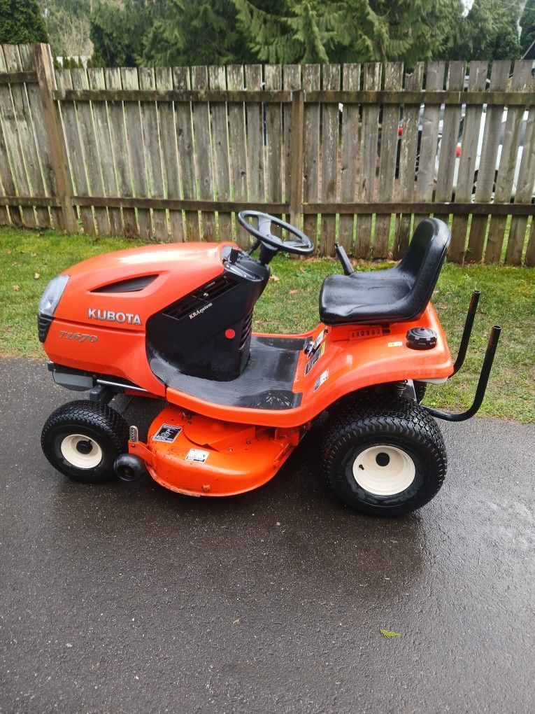 Kubota lawn tractor T1670 Runs and cuts excellent.