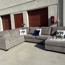 Ashley’s Balisnoe Sectional Couch! (FREE DELIVERY 🚚)