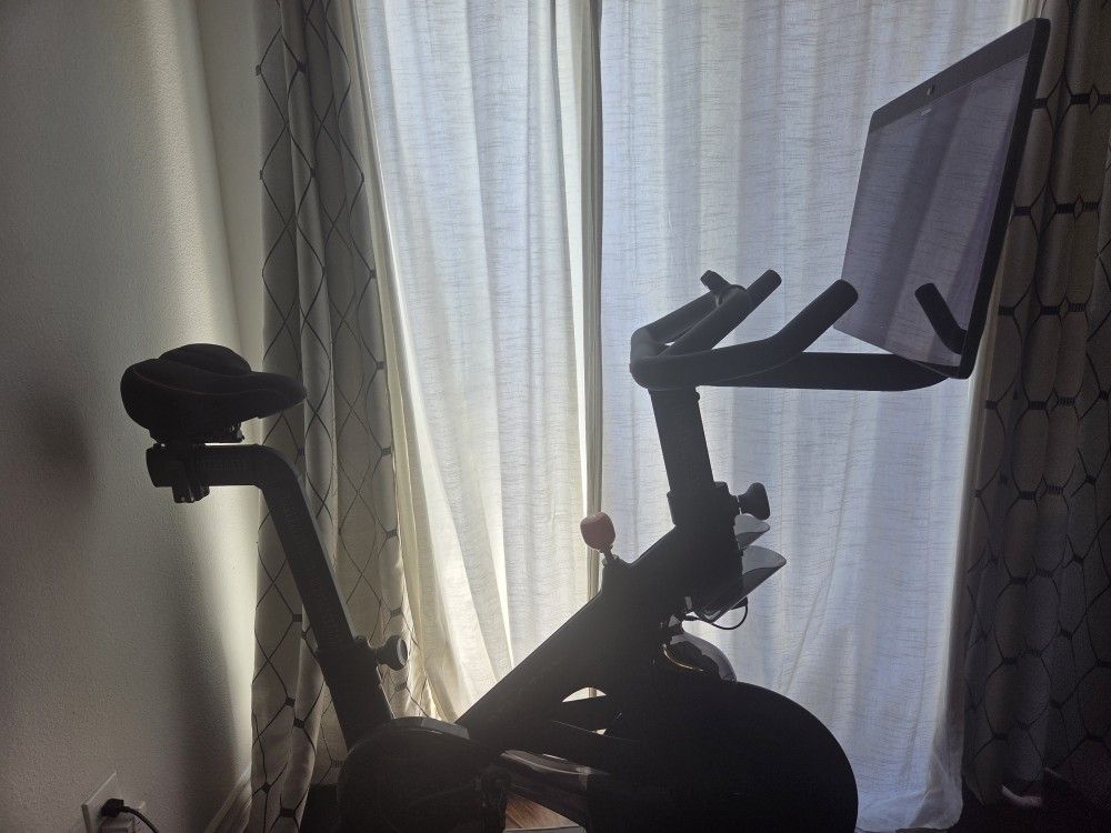 Peloton Bike+ 2024 - Lightly Used