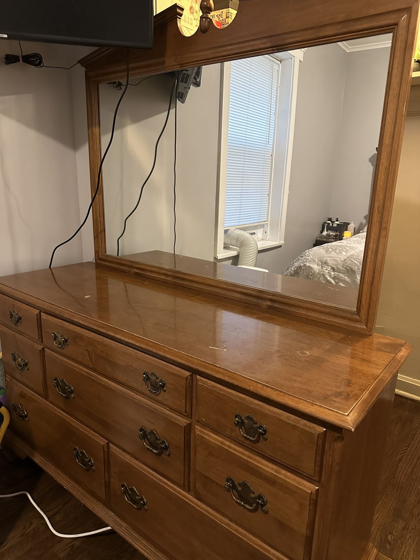 Ethan Allen Dresser With Mirror
