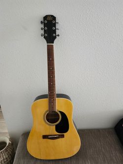 Acoustic guitar 🎸 for sale. Slightly use. Missing 2 strings.
