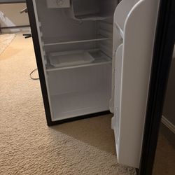 Magic Chef 2.6 cu ft Mini Fridge