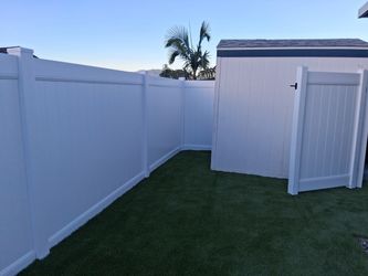 Vinyl fence 6’ x 8’
