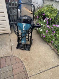 Use Normal Wear 60 pounds Makita Jackhammer Good Working Condition
